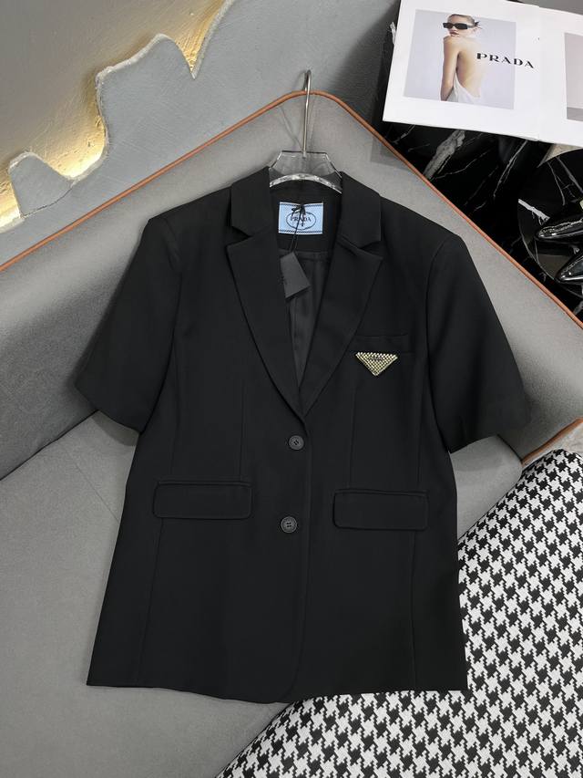 Prad* 24Ss春夏新款短袖西装外套 钻石三角标装饰 上身简约大气 版型宽松 单色三码sml