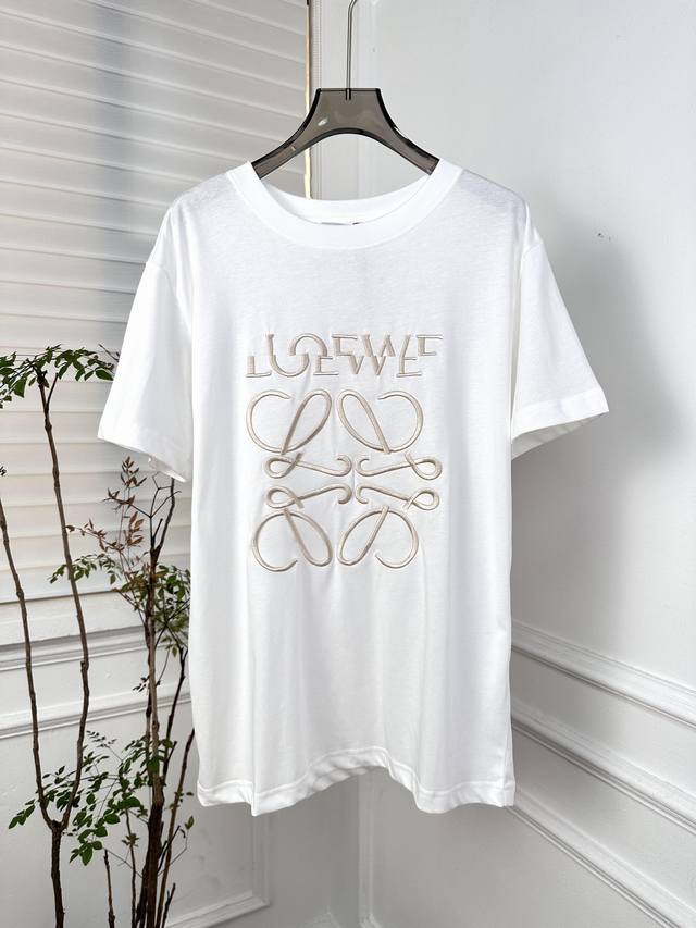 Loew*24Ss新品 错位刺绣短袖t恤 胸前饰以精致饱满刺绣图案装饰 错位设计更有亮点 呈现简约高级感 上身简约时髦 双股双线精梳棉面料 品质与质感的体现 S