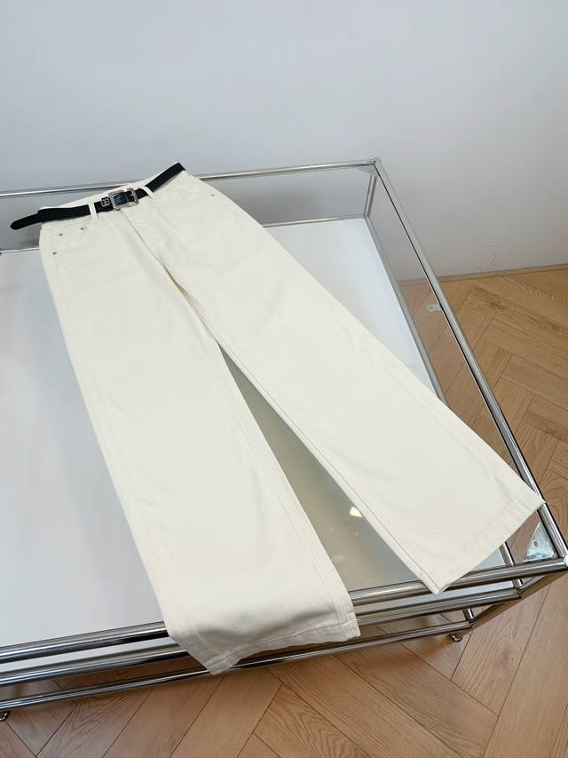 24夏季新款 陆续上新 白色牛仔裤 对比蓝色款的白色工艺更复杂层次感强 视觉效果都是其他不可媲美的 低调又不失设计感 有些厚度的丹宁牛仔棉质 阔直筒版型 拯救不