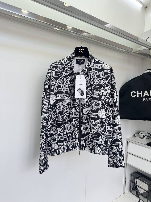 C*Anel 独家发售 春夏最新品 超轻薄的双绉混合面料 3D数码印花 拉链式棒球服款型 休闲和时尚集为一体 包容性强 巨不挑人哦 Color 黑色 Size: