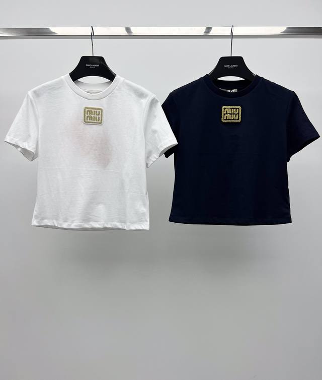 Miumi*金线徽标t恤 精致简约的圆领短款设计 饰有引人注目的金线miumiu徽标 经典百搭款 Sml