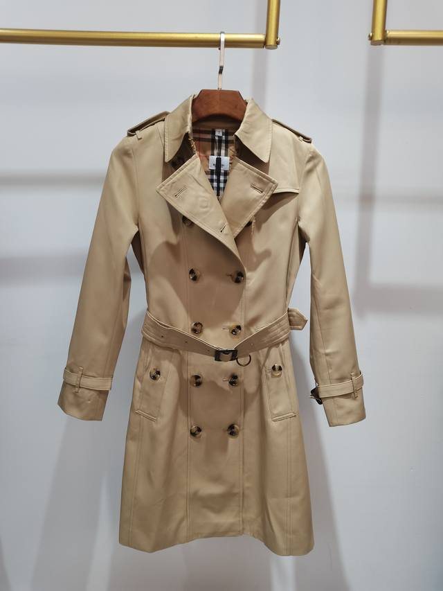 Burberry 最新经典款女士中长风衣出货 官网同步上新 经典防雨纯棉嘎巴甸 Gabardine 材质 内里经典格子内衬 秒杀市面一切仿货 修身裁剪 百搭经典