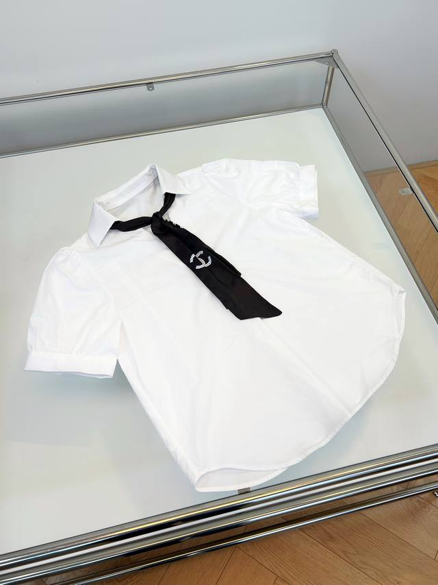 Chanel24夏季 新款 领带短袖衬衫 这款衬衫采用新疆棉提花面料轻盈透气 质感超 挺括有质感暗后logo字母提花工艺 设计整体增添了几分神秘感 非常高 面料