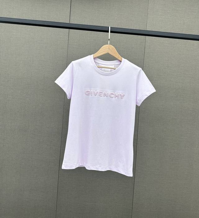 Givench-Y立体植绒字母logot恤 T恤作为全世界出镜率最高的单品 几乎人手一件 四季常青的款式 这款植绒t拥有精致时尚度属于时装感的t 简约字体很高极