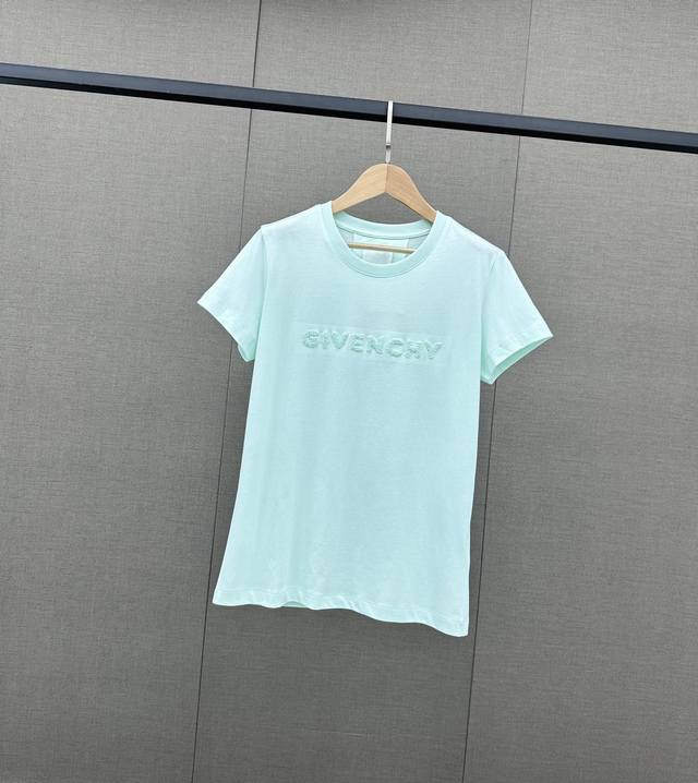 Givench-Y立体植绒字母logot恤 T恤作为全世界出镜率最高的单品 几乎人手一件 四季常青的款式 这款植绒t拥有精致时尚度属于时装感的t 简约字体很高极