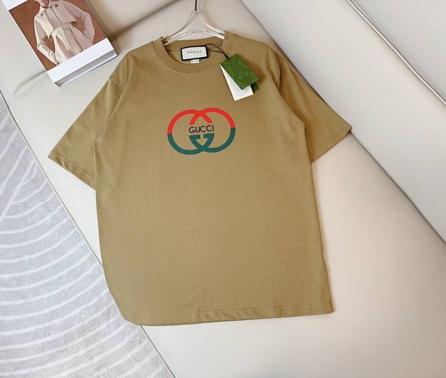 Guc**新款拼色双g印花t-Shirt 定制纯棉面料 支数高 亲肤透气 采用印花工艺制作 廓版版型 适合任何群体 洋气百搭 最高品质 欢迎对比 男女同款 咖色