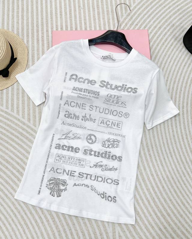 Acne Studios 反印复古短袖t恤 此款圆领t恤采用休闲版型 中性风格 饰有acne Studios 徽标图案 选用棉质混纺面料制成 采用复古和喷绘图案