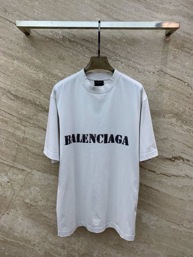 Balenciag*24 春夏新款 喷绘字母做旧短袖t恤 复古做旧的喷绘logo完美做工品质全面到位 上身绝绝子更受年轻男女追捧 罗纹圆领 多处破坏工艺设计 很