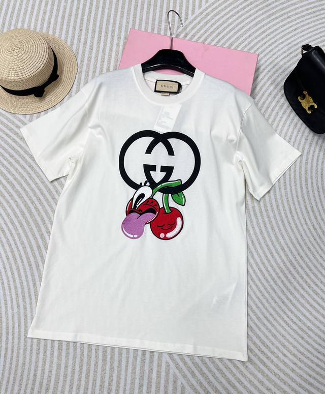 Gucci Gei It限定胶囊系列 搞怪樱桃字母短袖t恤 是与英国插画师哈蒂 斯图尔特合作的作品 多种有趣的涂鸦 俏皮可爱 给春日带来了一丝活力 这个系列注入