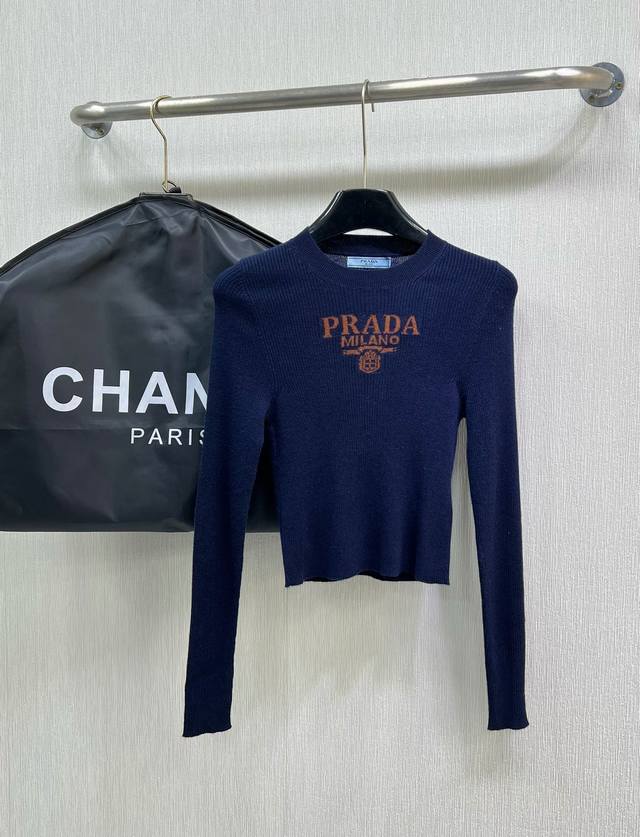 Prada24Ss早春藏蓝色字母长袖薄针织衫 面料天丝羊毛颜色 爆款针织长袖短款针织衫定染定织藏蓝色 复古配色超显白薄款的料子早秋必备 进口机提花logo 大弹