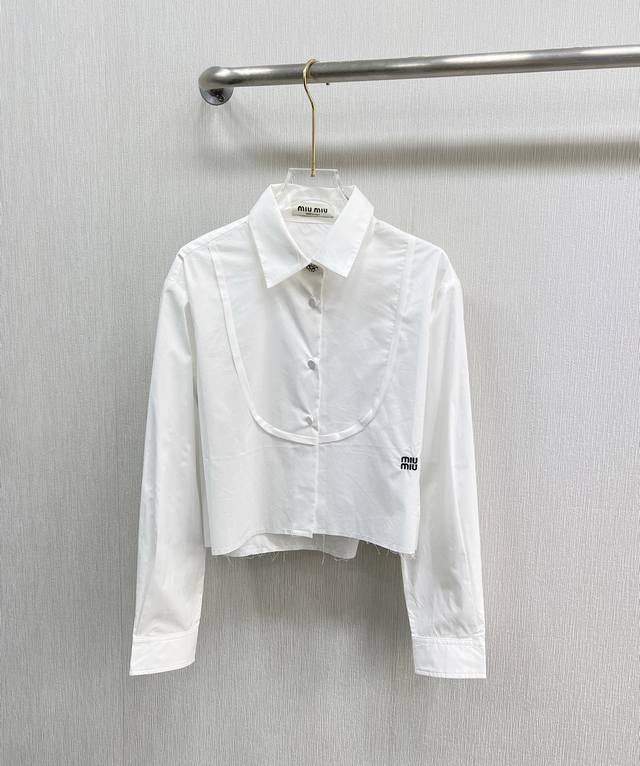 2024Ss 早春新款 Miu Miu学院风刺绣字母小logo白色衬衫 简简单单的减龄小衬衣 万能百搭款 配外套或者短裙都好看 细节就在于领口和袖口的钻扣设计
