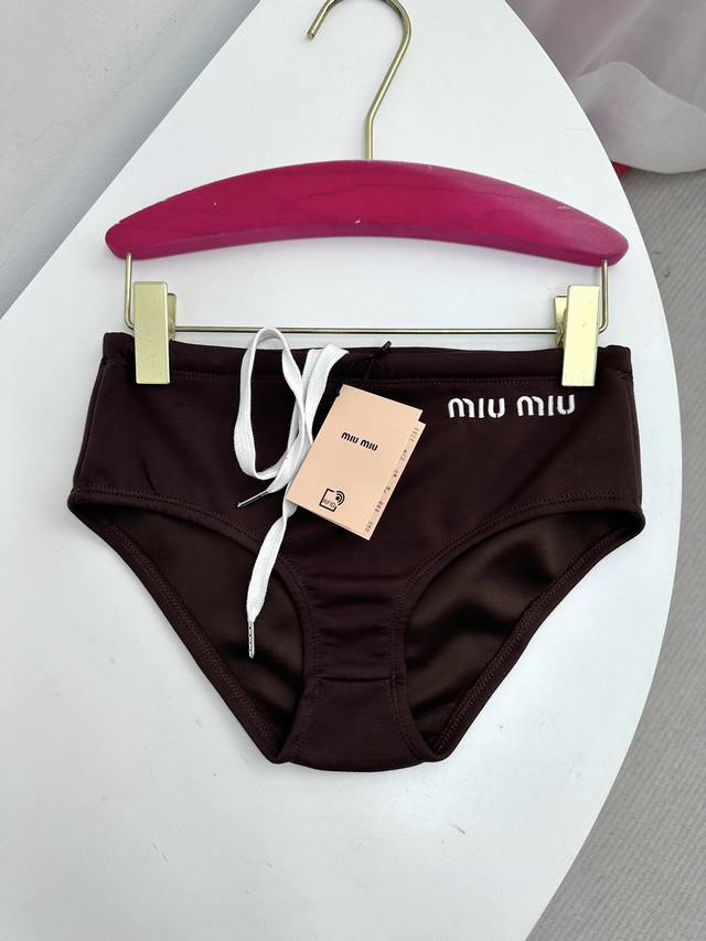 超级爆款尺码sml Miu尼龙字母刺绣三角泳衣内裤， 作为2024春夏系列时装秀的主打单品之一，这款泳衣旨在成为全身穿搭中不可或缺的一部分。饰以刺绣徽标，增添标