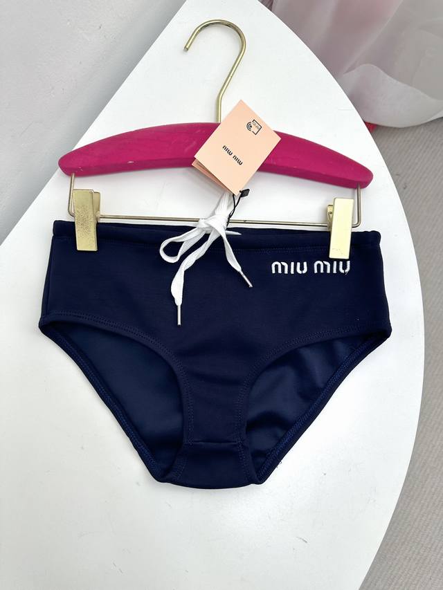 超级爆款尺码sml Miu尼龙字母刺绣三角泳衣内裤， 作为2024春夏系列时装秀的主打单品之一，这款泳衣旨在成为全身穿搭中不可或缺的一部分。饰以刺绣徽标，增添标