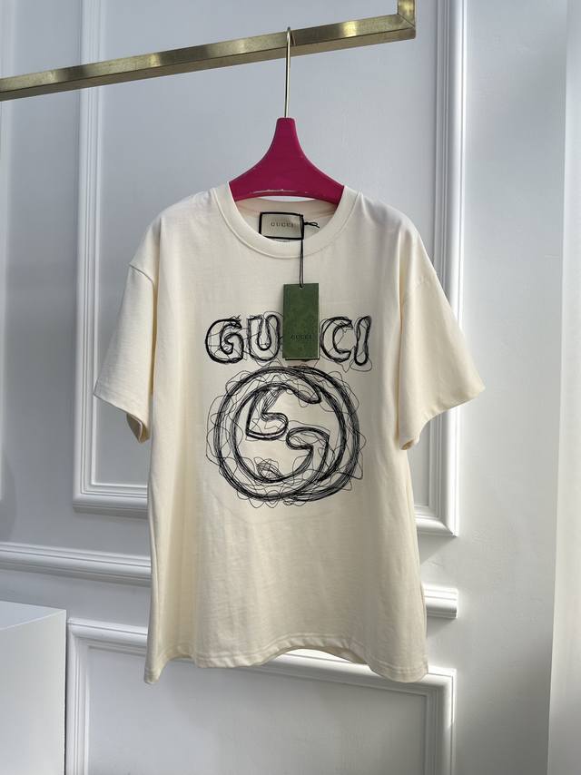 尺码s.M.L Gucci 互扣刺绣t恤， 在每一个全新系列中不断推陈出新，互扣式双g刺绣源自80年代的典藏设计。街头服饰风格一直是gucci系列的基本特征，与