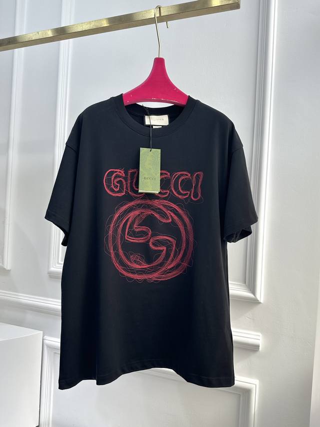 尺码s.M.L Gucci 互扣刺绣t恤， 在每一个全新系列中不断推陈出新，互扣式双g刺绣源自80年代的典藏设计。街头服饰风格一直是gucci系列的基本特征，与