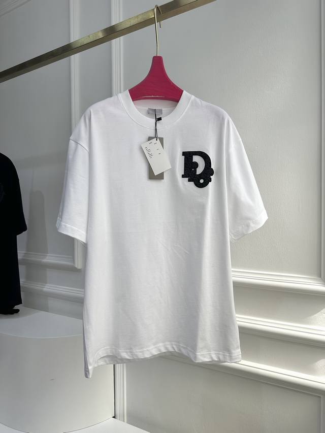 尺码s.M.L Dio*刺绣贴布t恤， 这款 T 恤展示 Dior 刺绣帆布补丁。采用白色棉质竹节平纹针织面料精心制作，搭配罗纹圆领。宽松版型，可与各式牛仔裤或