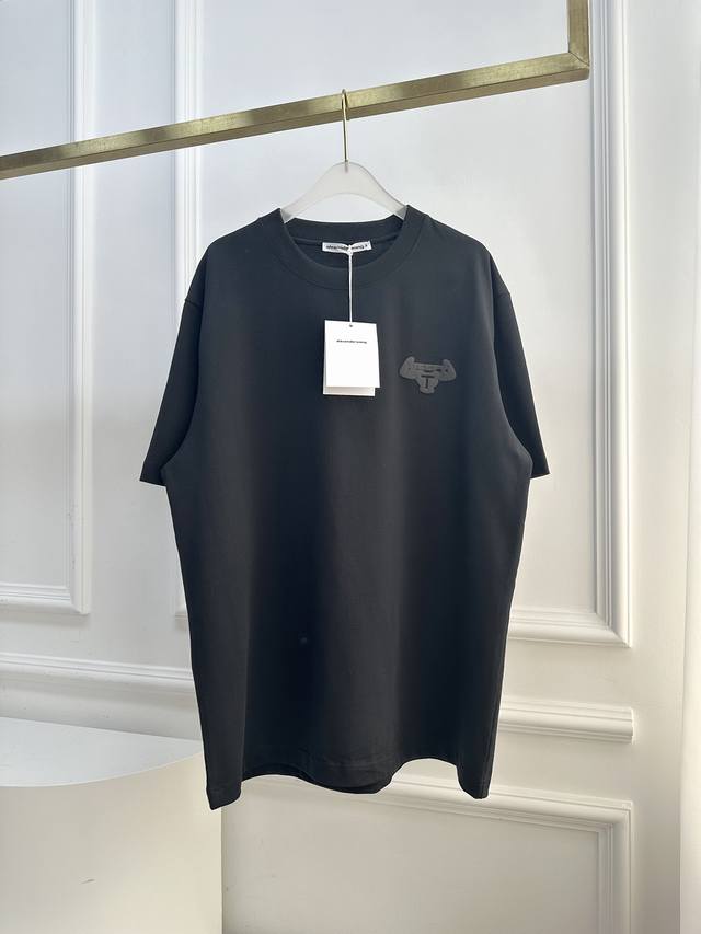 尺码s.M.L Alexander Wang短袖t恤， 实际面料版型以细节图为准！这款短袖 T 恤由黑色超干日本平纹针织布制成，正面饰有“Beefy”印花，背面