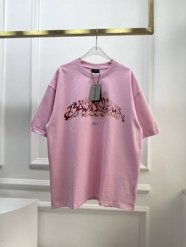 尺码s.M.L.Xl Blcg，前后印花t恤， 2024春季限定发售系列 Offshore大廓形t恤是来自 整个系列有粉色和铁灰色～复古做 日的涂鸦logo和百