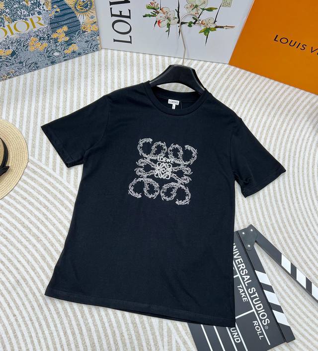 Loewe 龙年限定款 简笔画勾勒飞龙盘旋图案短袖t恤 胸口双龙共舞图案设计，众所周知，在古代传说中，龙是吉祥、瑞气的象征，也是神灵的象征，所以新品t恤的双龙设
