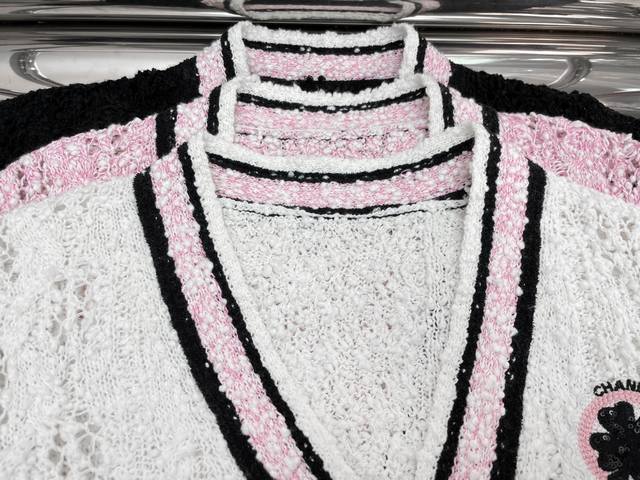 新款！最新ch 24New 徽章针织开衫。颜色：粉、白、黑。尺码:Sml。