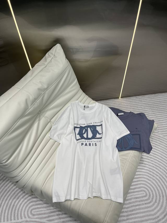 Dio 24Ss春夏新款t 恤饰以 Dio Charm 标志印花和刺绣，致敬 Dio 经典标识。采用灰色棉质平纹针织面料精心制作，经典的罗纹圆领设计。休闲百搭，