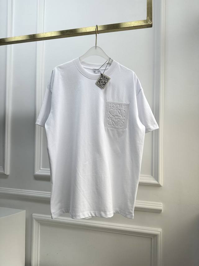 尺码smlxl Loe 贴布刺绣t恤， 这t 恤采用柔软的棉质平纹针织面料制成。这种选择通常意味着舒适性和柔软度，使得穿着者在穿着时感到舒适。整体宽松比较休闲和