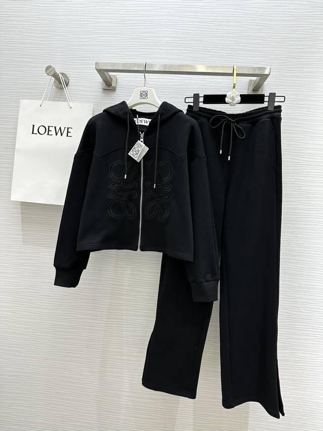 Loew2Ss春夏最新款 时髦运动风套装 连帽休闲外套松紧腰直筒裤 一套上身更加显高起来 自带时髦气场 日常穿搭推荐 太太好看了 从面料到细节五金无不精致 细节