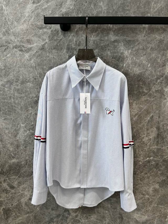 Thom Browne 24Ss早春新款 标志性臂环织带小狗刺绣长袖衬衫 细腻亲肤的触感,版型挺括骨感好.贴身穿着极为舒适,非常高级有质感！四季都能穿的一件百搭