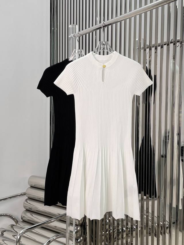 新款！最新ba 24New 针织百褶短袖连衣裙。颜色：黑、白。尺码:Sml。。
