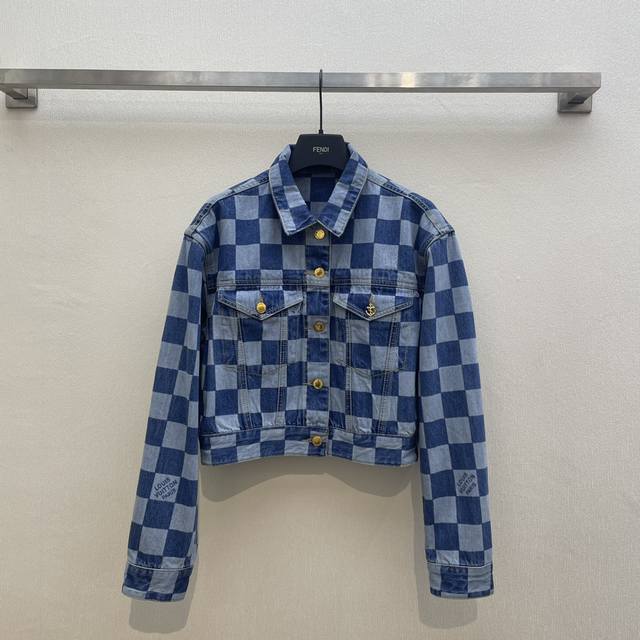 Louis Vuitto* 24Fw 原版面料1:1。 高版棋盘格纹牛仔外套 超治愈的蒂芙尼蓝格纹 颜色很显白呀 翻领夹克外套。版型属于宽松的廓形 男女都可以驾