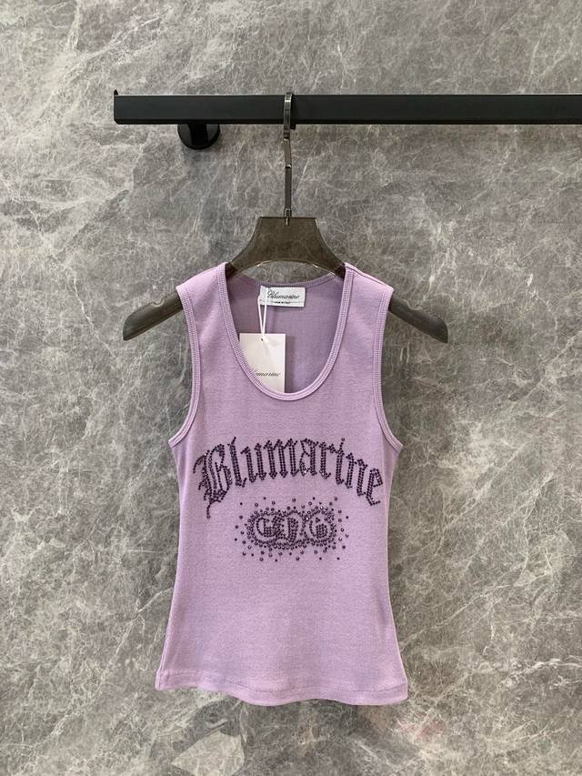 跑量价 Blumarine 24Ss春夏新款 闪钻字母修身显瘦背心上衣 这种背心可以说是四季都实用的单品了，平平无奇但就是没它不行！单穿作为内搭都可夹圈控制得刚