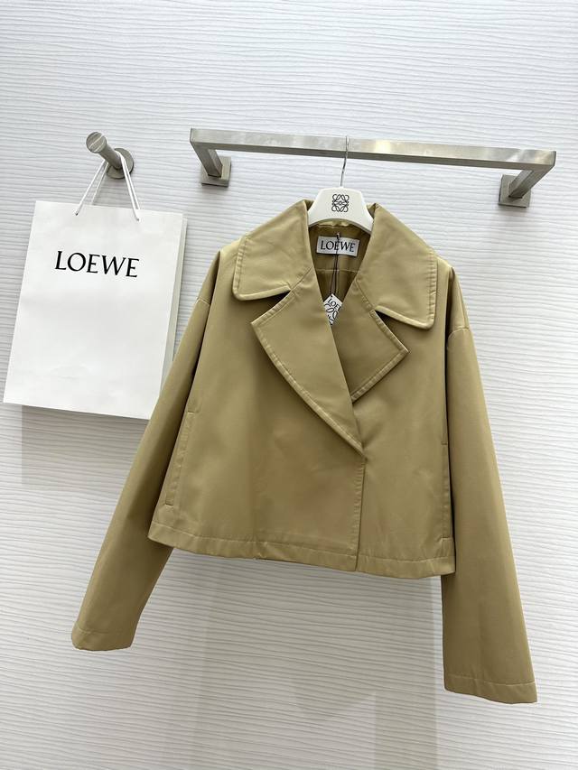 博主范穿搭推荐#Loew2Ss春夏最新款 宽松娃娃款风衣外套 时髦又有风度 短款设计 上身拉长身材比例 更显高挑 落肩慵懒时髦感 很有包容性 经典大气 立体有型