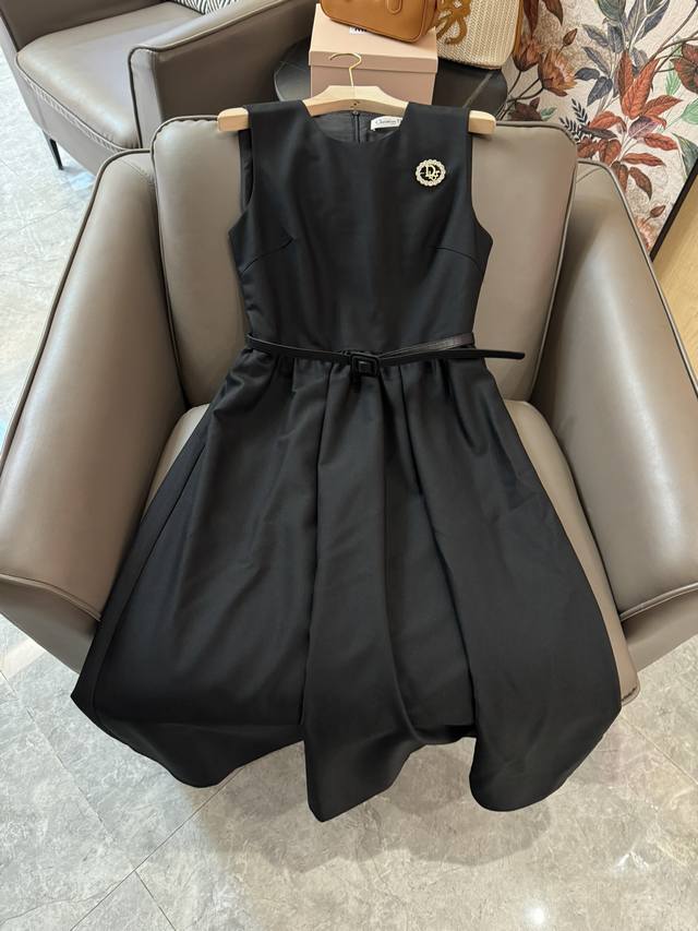 Xc089#新款连衣裙 Dior 无袖配胸针长款显瘦连衣裙 黑色 米色 Sml
