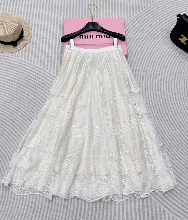 Dior24Ss春夏新款蝴蝶蕾丝半身裙，蕾丝是时尚与古典的美学符号，百年前便是优雅的象征。于现代感赫本伞裙上演绎，定格优雅的咏恒~ 内衬采用100%桑蚕丝衬裙，