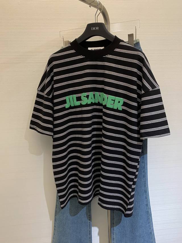 Jilsander 2024 夏季新款 条纹t恤，Os大版型，胸前绿色发泡字母logo设计，休闲慵懒 码数：Sml