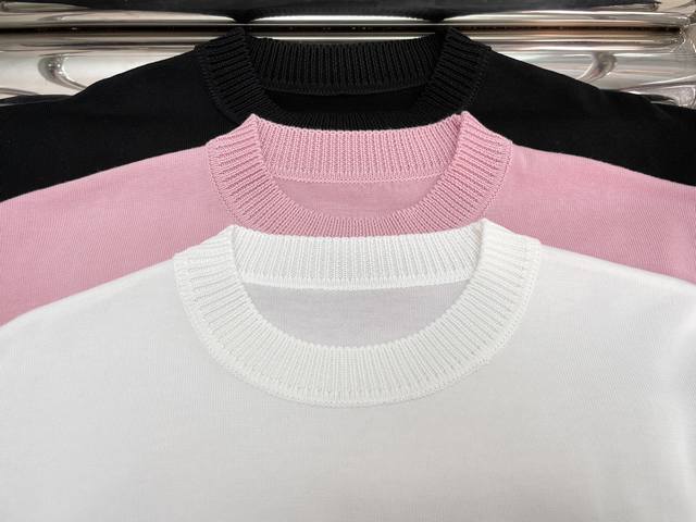 爱心]新款！最新 24New 刺绣字母针织短袖上衣。颜色：粉、黑、白。尺码：Sml。