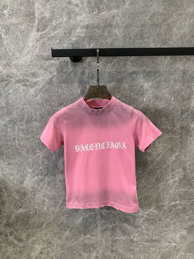 Balenciag*新品gothic Ty Hrunk 弹力修身圆领短袖t恤 复古弹力平纹针织面料 修身版型剪裁 正面饰以gothic Ty 印花 裂纹效果艺术