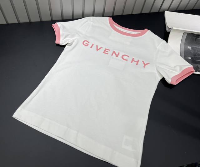 Givenchy独家限定系列t恤，修身版型打底必备款，樱花粉和少女白两个配色，清新字体的小logo，超薄的水洗面料，视觉跟穿着的舒适度拿捏的很好，这件穿上已经脱
