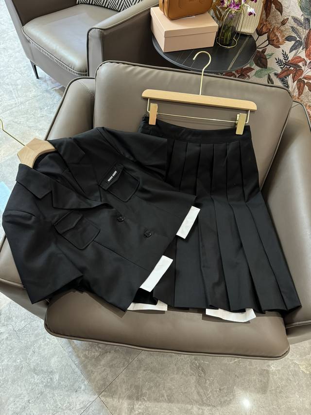 Mq24011#新款套装 Miu Miu 拼接短袖上衣压褶半裙套装 灰色 黑色 Sml