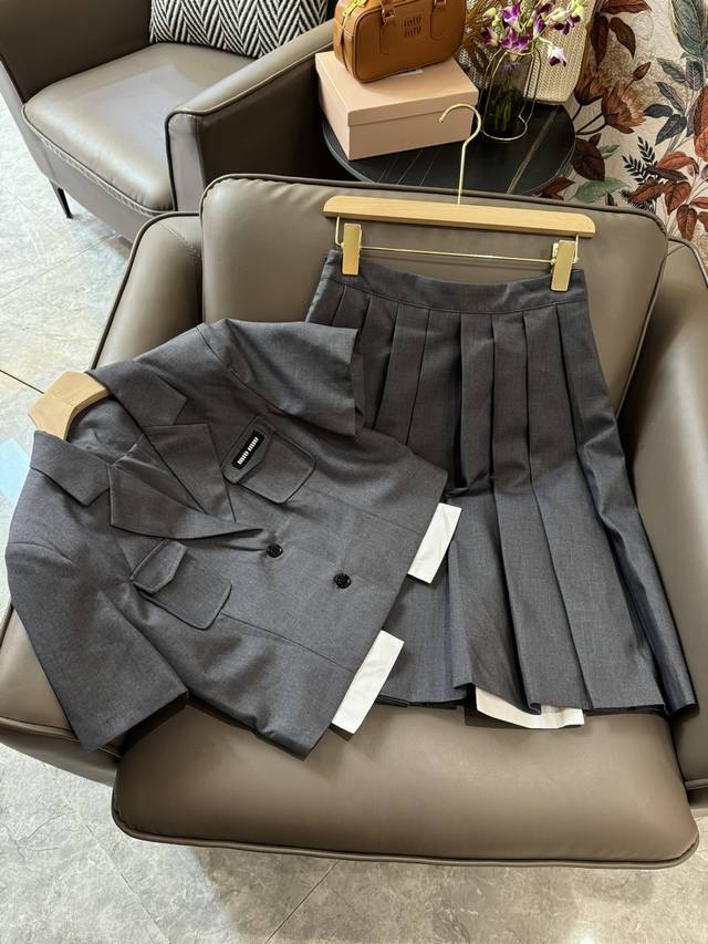 Mq24011#新款套装 Miu Miu 拼接短袖上衣压褶半裙套装 灰色 黑色 Sml