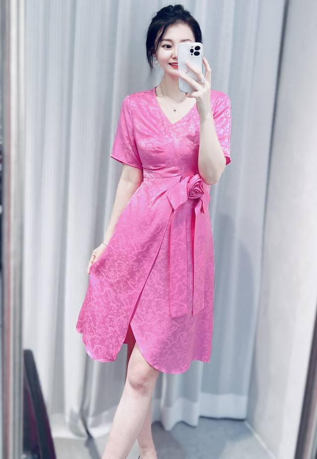 新款 真丝金丝短袖v领花朵连衣裙.粉色，黑色smlxl