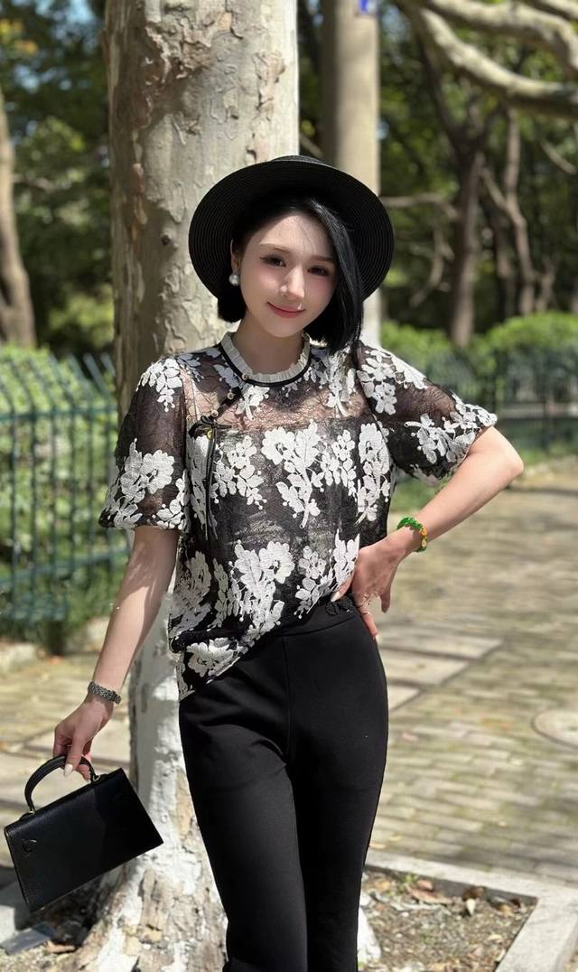 新中式 实用又好看气质女人味的蕾丝刺绣上衣 这样的蕾丝衫都会给大家出的bi入新品 很百搭又实用的色系 蕾丝衫的织布表面的花纹是很有3D立体肌理的质感 贴身穿着很