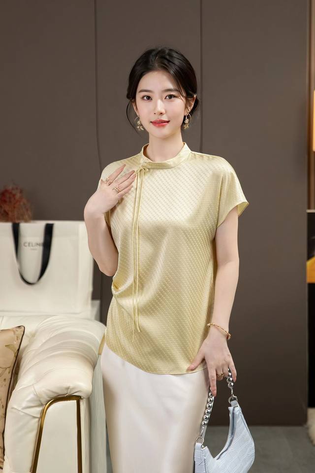 中式改良塞琳提花真丝短袖上衣。 一款2色：黄色，白色。 码数s-Xl。