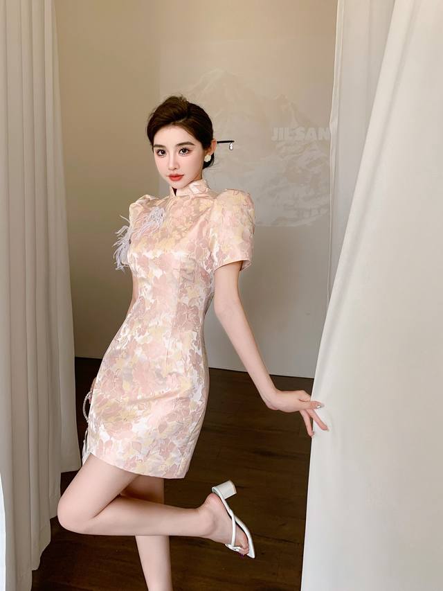 时尚新中式减龄人丝提花改良旗袍 材质 人丝提花 里料 弹力缎 尺寸 S~Xl 颜色 蓝色，粉色，白色