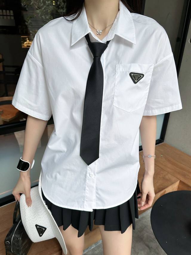 24Ss夏季新款短袖衬衣 三角标装饰 搭领带 经典款式 做工精细 单色三码sml