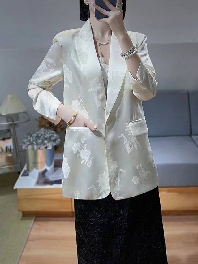 如意花，寓意吉祥 吉祥如意西服一粒扣西服外套立体剪裁 简约不单调 气质满满 太好看 时髦兼具干练通勤范 定制提花 工艺 裤子采用高腰直筒版型剪裁 巨显长腿比例感