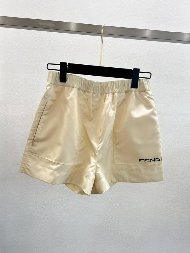 新款发售 Fend*24春夏新款短裤前后可穿两种风格随便切换简约设计 宽松版型 上身超百搭 Yb定制面料。上身很舒服尺寸sml