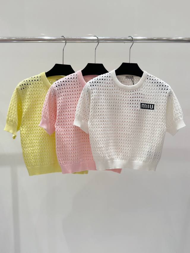 Miu家春夏新款 麻花纹镂空字母提花针织短袖，颜色：白色 黄色 粉色，尺码：36.38.40。