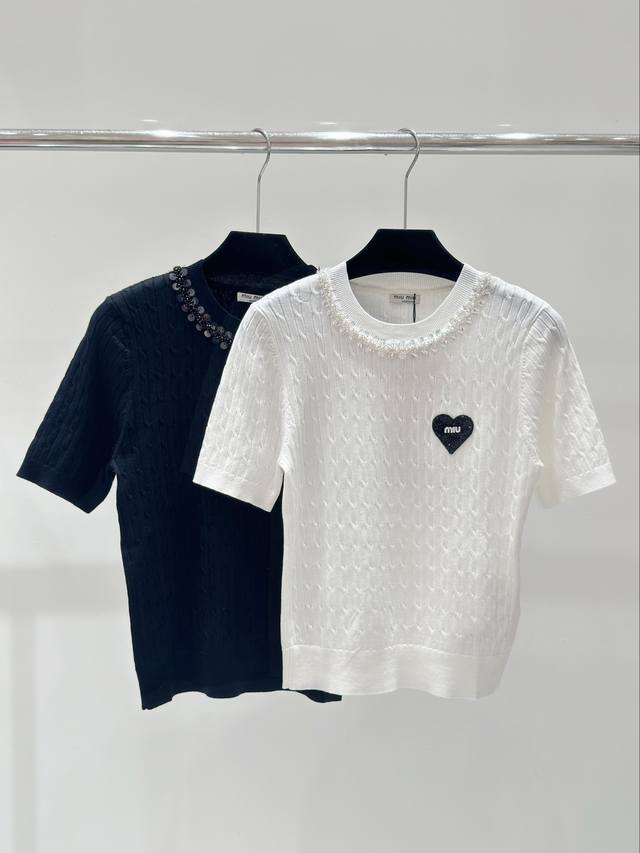 Miu家春夏新款 钉珠爱心亮片圆领针织短袖，颜色：白色 黑色，尺码：36.38.40。