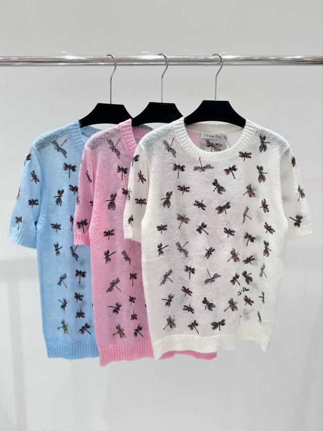 Dio春夏新款 彩色蜻蜓刺绣圆领针织短袖，颜色：白色 蓝色 粉色，尺码：36.38.40。